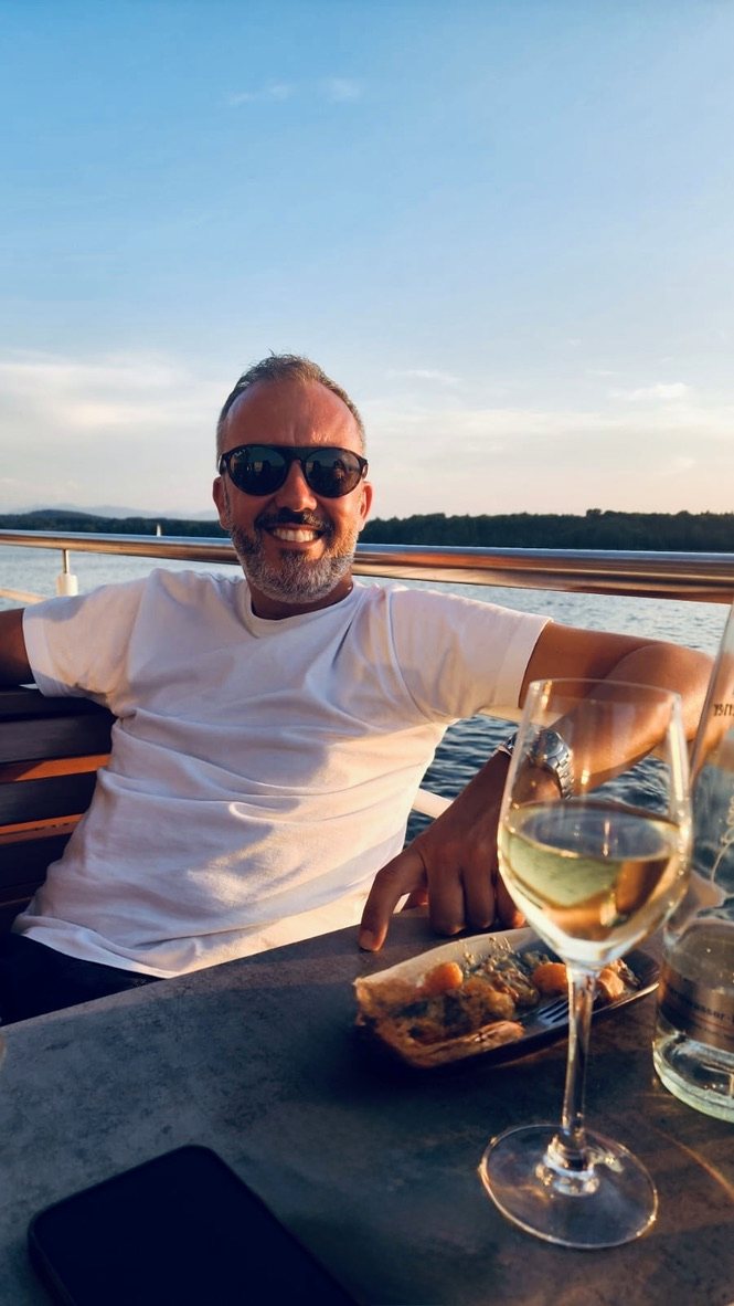 Giuliano Basile al tramonto, in riva a un lago